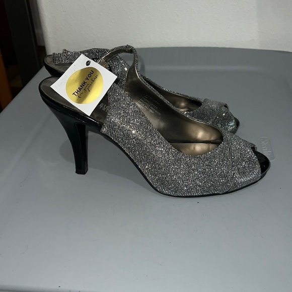 WOMENS 9 SILVER PEEP TOE HEELS - Picture 1 of 7